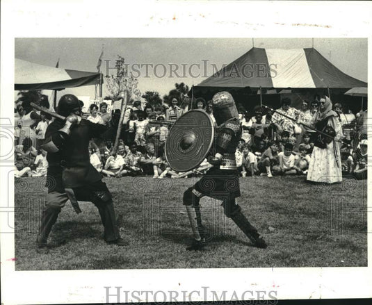 1986 Press Photo Performing knights at Louisiana Renaissance Festival - Historic Images