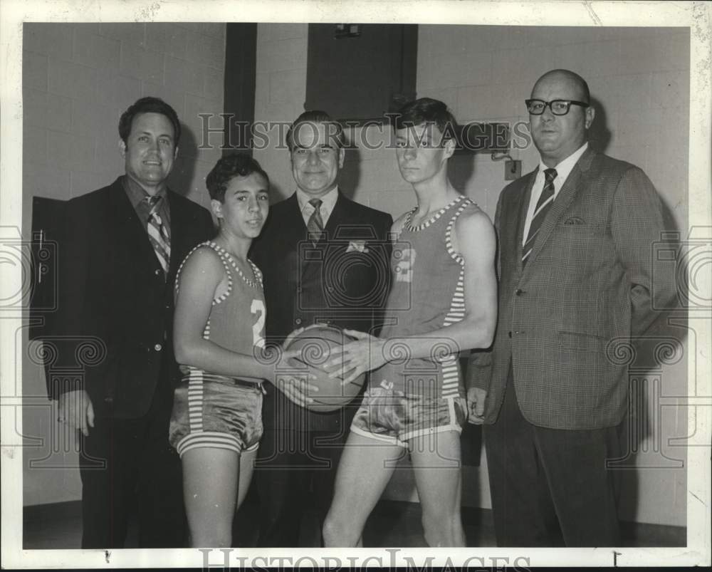 1971 Press Photo Youngsters Robert Breaux &amp; Jimmy Johnson Kick Off Basketball- Historic Images