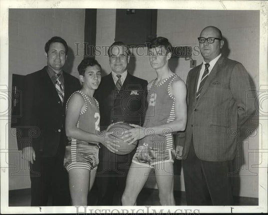 1971 Press Photo Youngsters Robert Breaux & Jimmy Johnson Kick Off Basketball- Historic Images