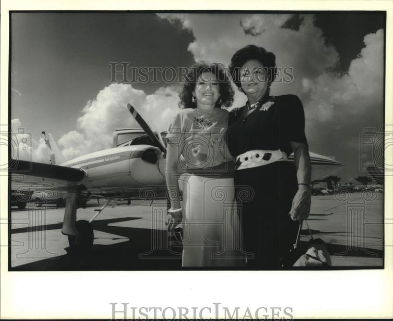 Load image into Gallery viewer, 1988 Press Photo Some GOP Delegates Traveled by Private Plane From Lakefront

