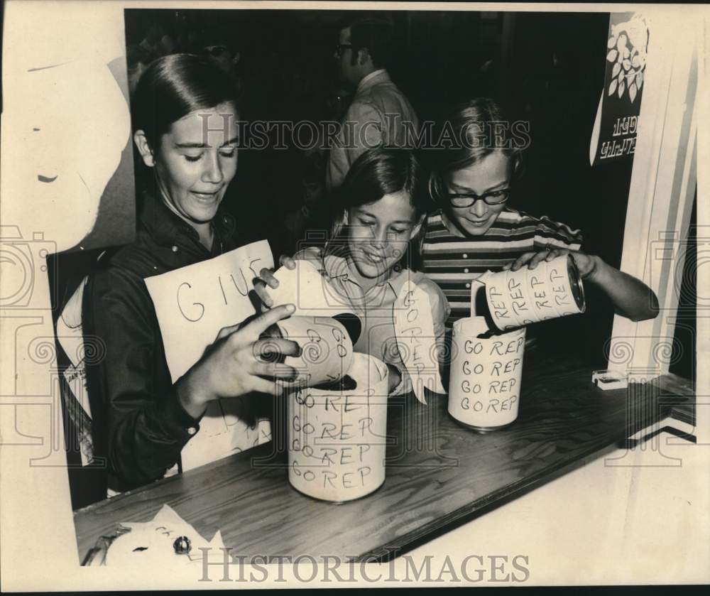 1969 Press Photo St. Pius X School - Students at Repertory Theater Rally
