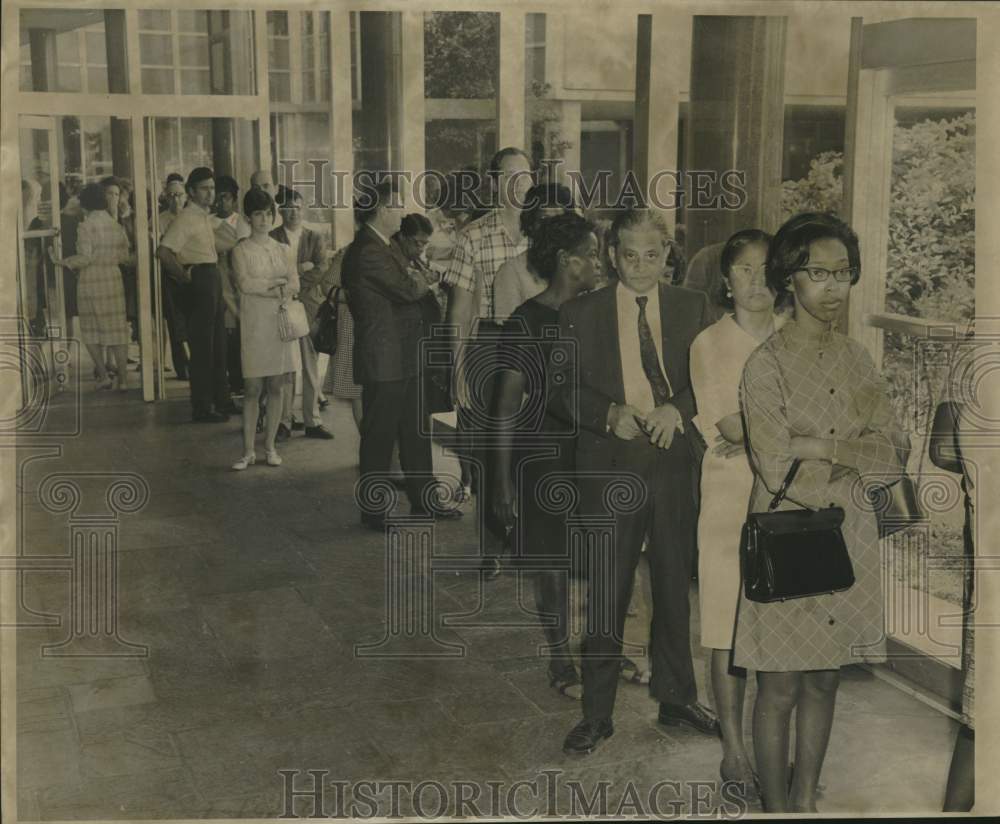 1968 Press Photo Long Line of People Waiting at Registrar of Voters Office
