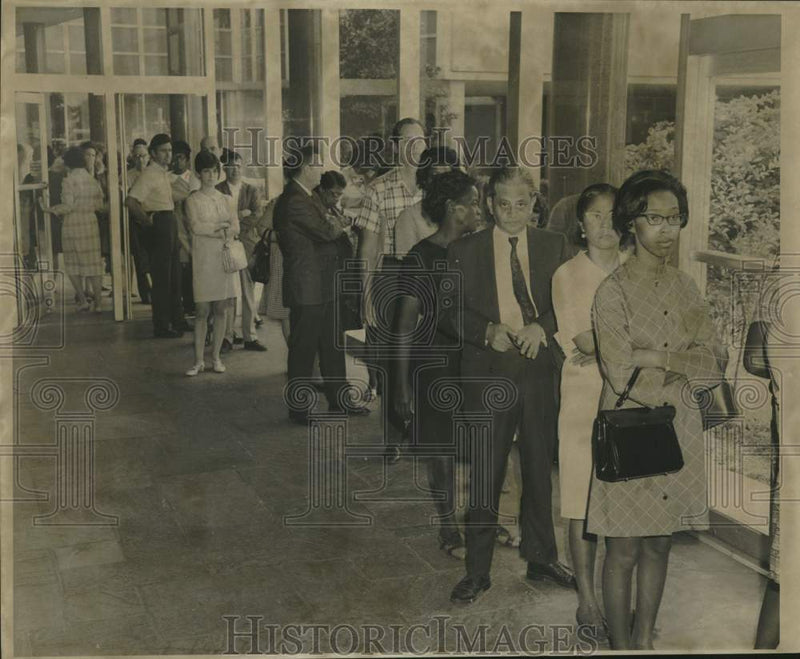 Load image into Gallery viewer, 1968 Press Photo Long Line of People Waiting at Registrar of Voters Office
