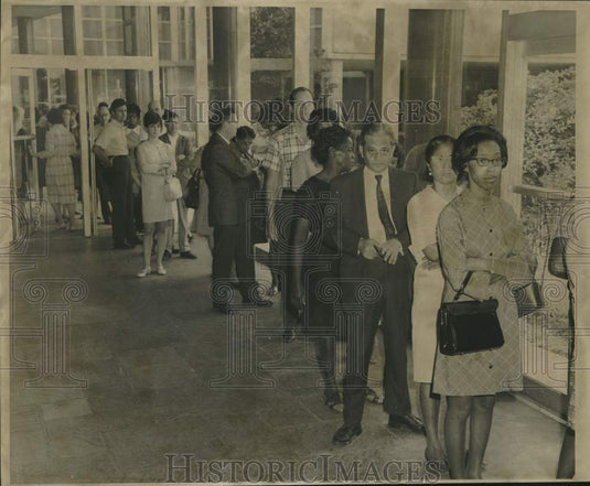 1968 Press Photo Long Line of People Waiting at Registrar of Voters Office