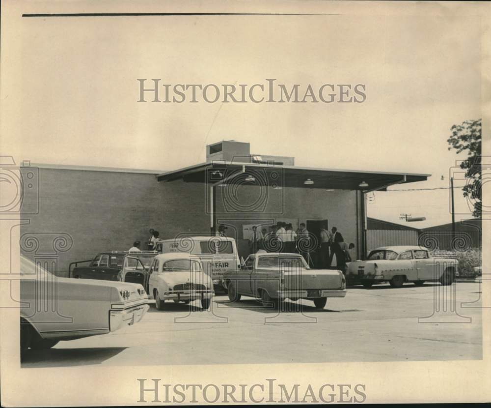 1965 Press Photo Voter registration applicants at Buras, Louisiana, post office