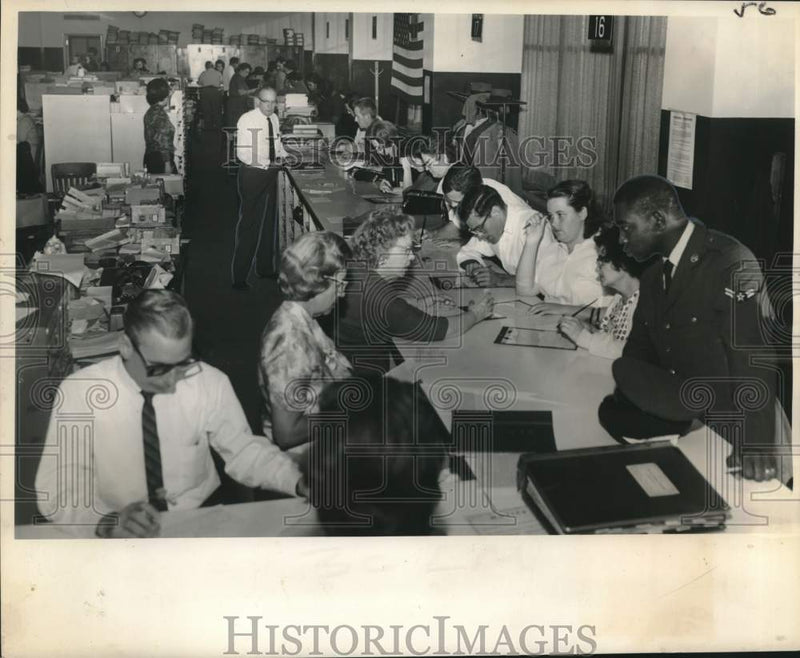 Load image into Gallery viewer, 1963 Press Photo Last Day New Orleanians Register To Vote in Primary Election
