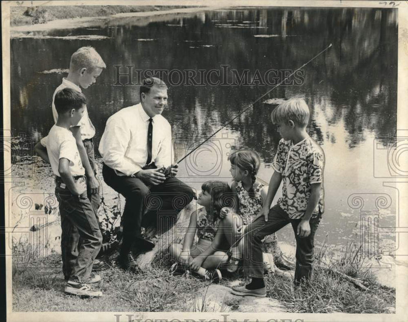 Load image into Gallery viewer, 1967 Press Photo Merlin Remmers, Fishing Program, Teaches Kids About Fishing
