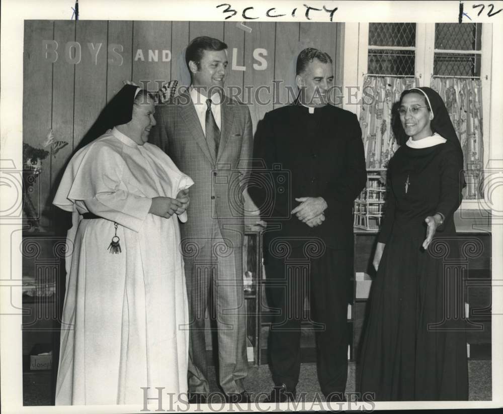 1969 Press Photo Attendees at Grand Opening of Bethlehem House of Bread