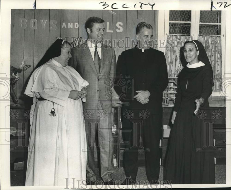Load image into Gallery viewer, 1969 Press Photo Attendees at Grand Opening of Bethlehem House of Bread
