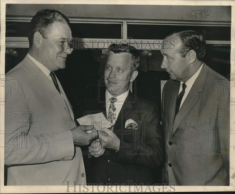Load image into Gallery viewer, 1967 Press Photo Attendees at dedication ceremony of Goodwill in Louisiana
