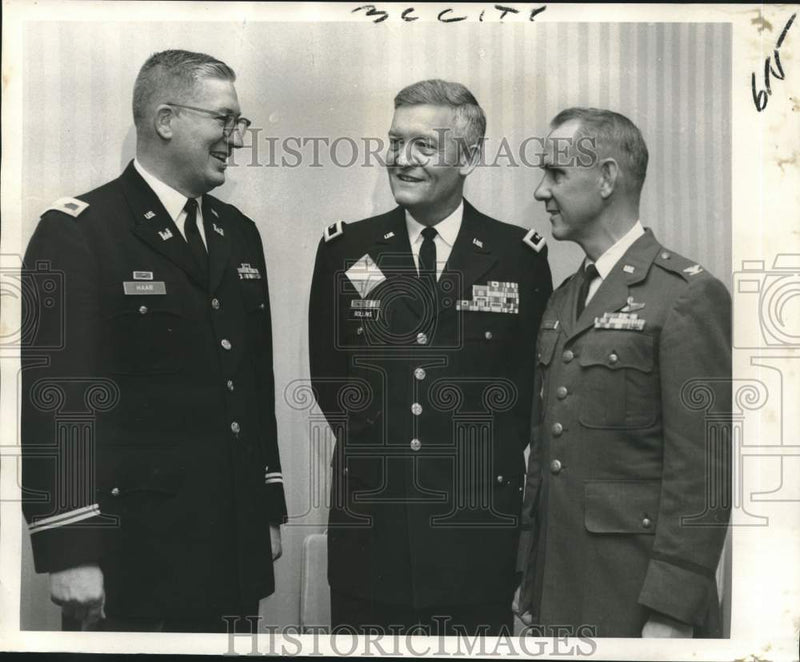 Load image into Gallery viewer, 1969 Press Photo Military engineers at meeting at Monteleone Hotel in Louisiana
