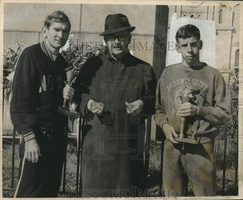 Load image into Gallery viewer, 1968 Press Photo R.H. Rockhold with Jackson Day Run Winners Holding Their Awards
