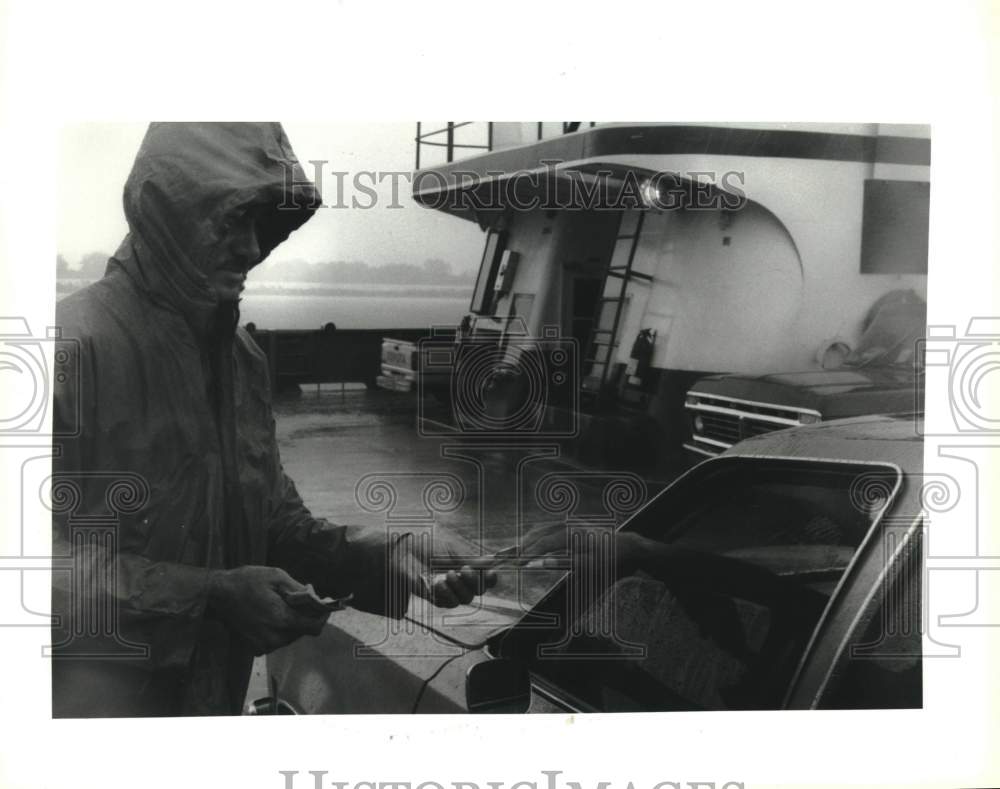 1992 Press Photo Anatole Nichalos Collects Toll, Car on Reserve-Edgard Ferry- Historic Images