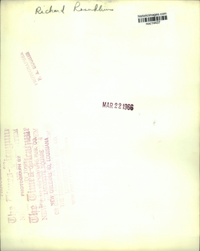 1966 Press Photo Sculptor Richard Rosenblum with One of His Statues - noc14437