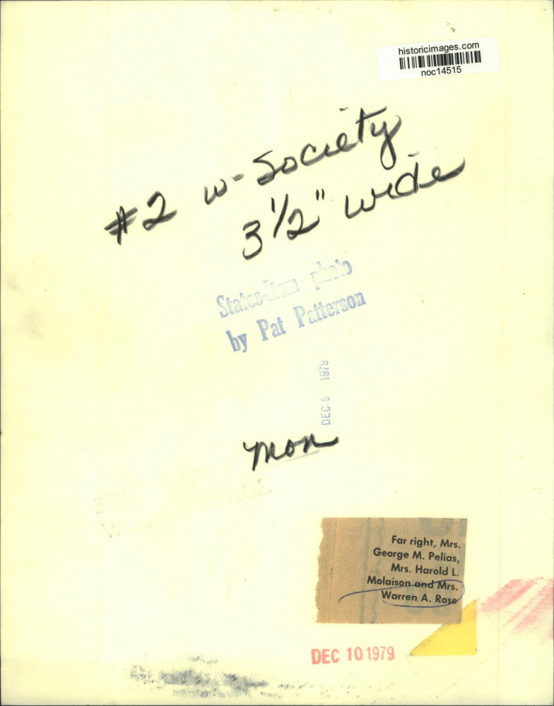 1979 Press Photo Women point to wreath on front door of Louisiana home