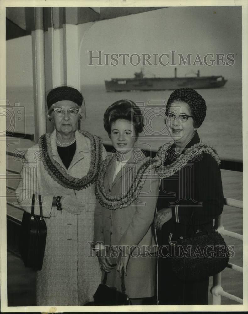 Load image into Gallery viewer, 1968 Press Photo S.S. Mariposa - Clara Ridgway and Family on Cruise - noc14543
