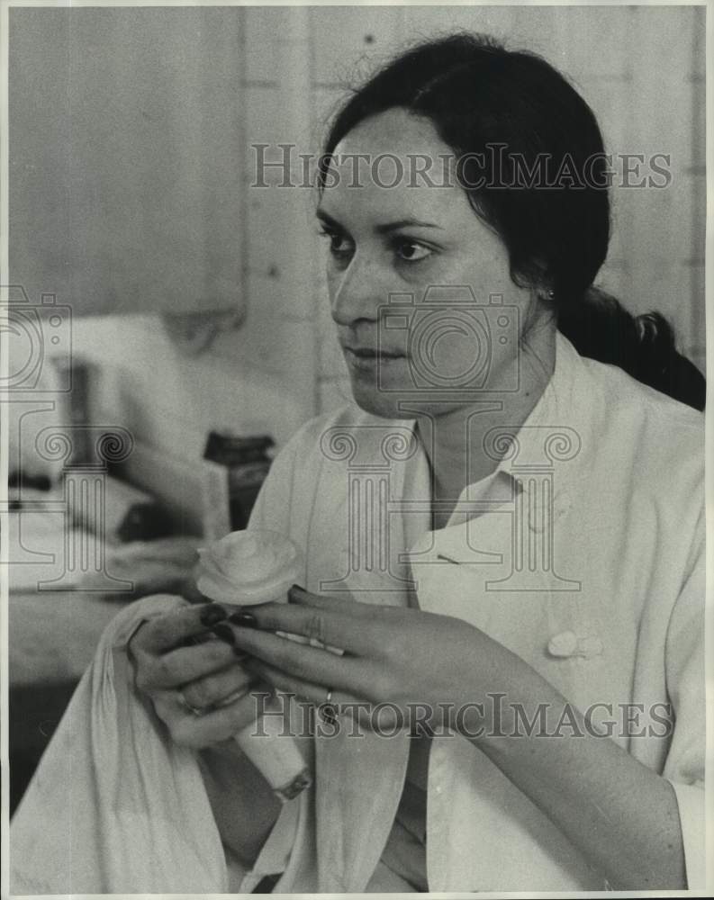 Load image into Gallery viewer, 1975 Press Photo Luisa Romero Shows Butter Rose Created for Sazarac Restaurant
