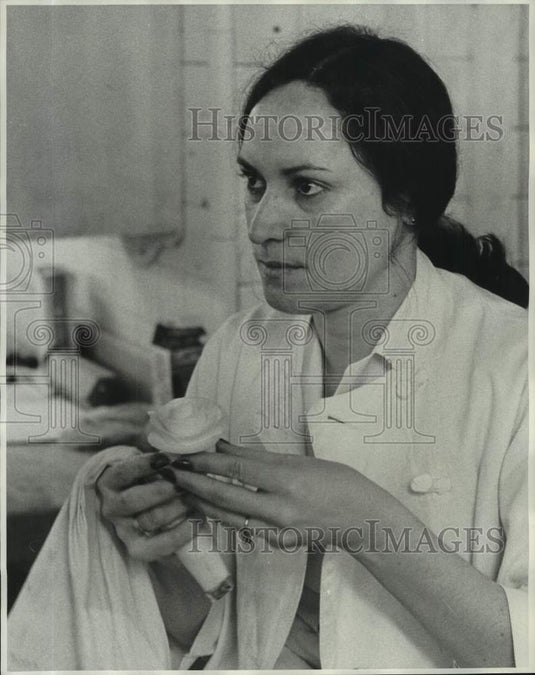 1975 Press Photo Luisa Romero Shows Butter Rose Created for Sazarac Restaurant