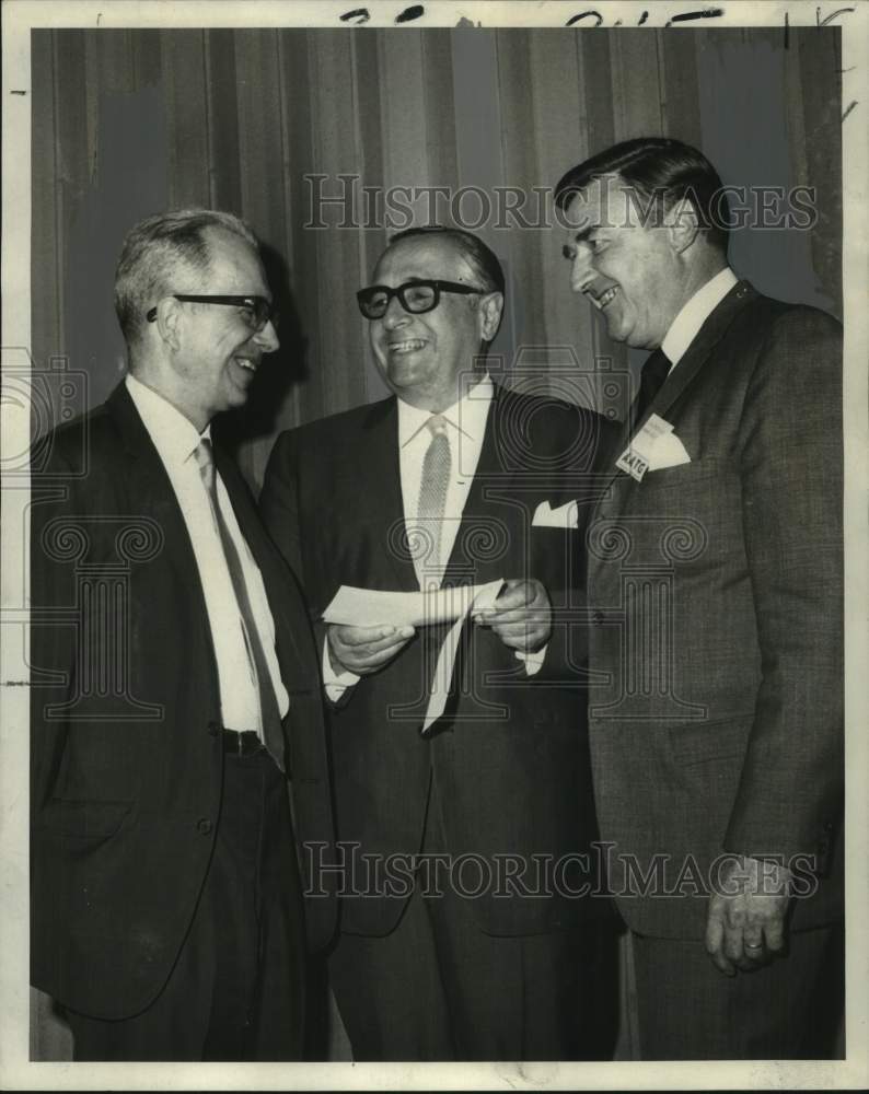 Load image into Gallery viewer, 1969 Press Photo Convention for German Teachers, New Orleans - noc14837
