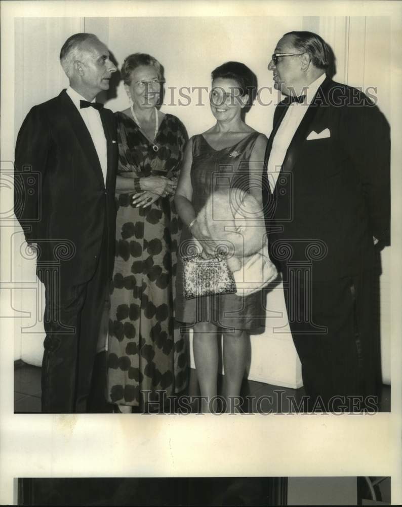 1968 Press Photo Gerhard Roedel and German Week Event Attendees, New Orleans