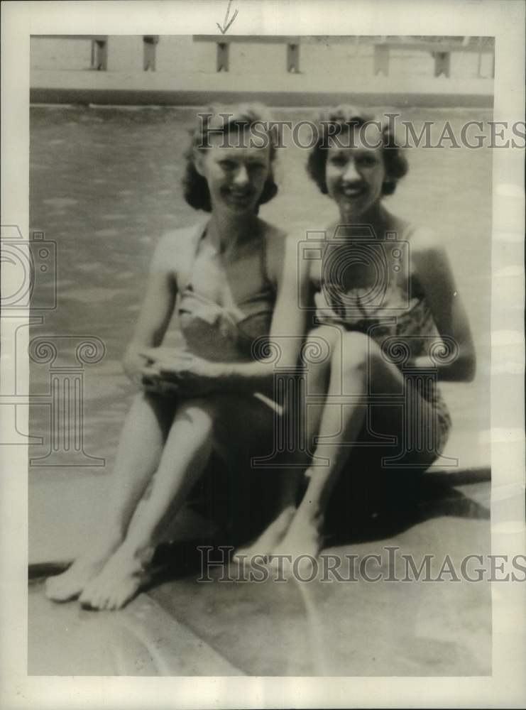 Load image into Gallery viewer, 1955 Press Photo Sisters Virginia Robbins &amp; Becky Hall Together by the Water
