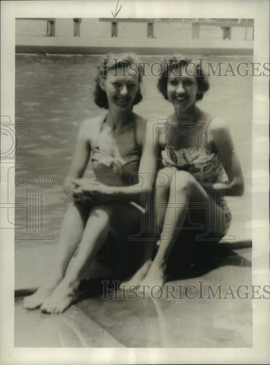 1955 Press Photo Sisters Virginia Robbins & Becky Hall Together by the Water