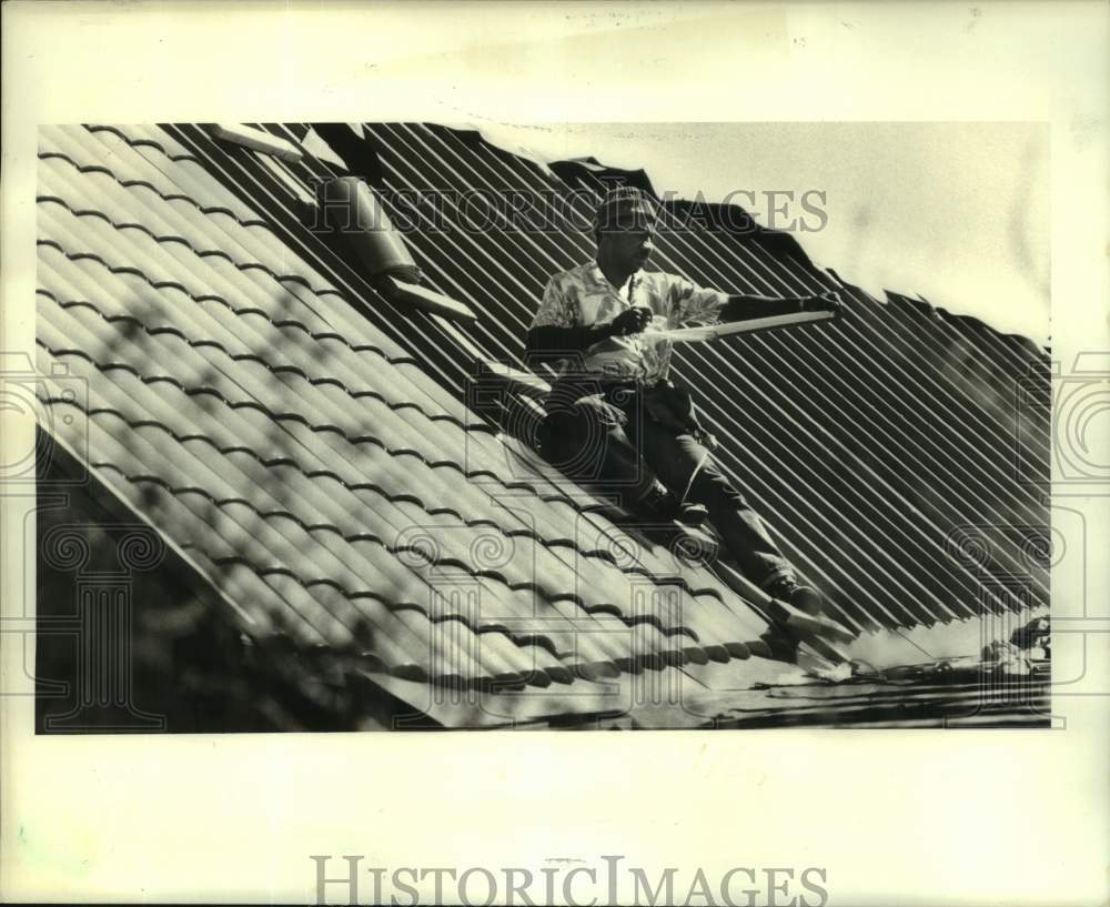 1988 Press Photo Edward Joseph constructs roof on library in Metairie, Louisiana