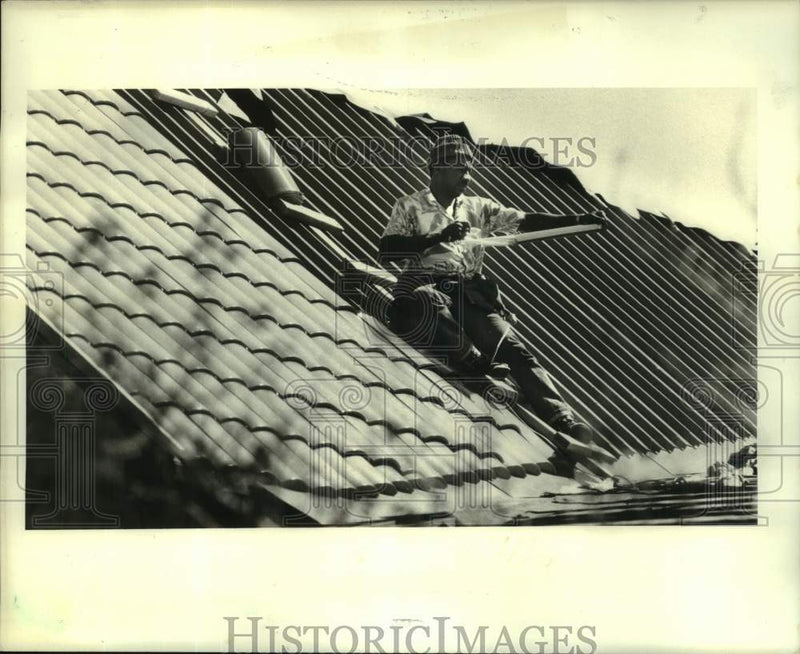 Load image into Gallery viewer, 1988 Press Photo Edward Joseph constructs roof on library in Metairie, Louisiana
