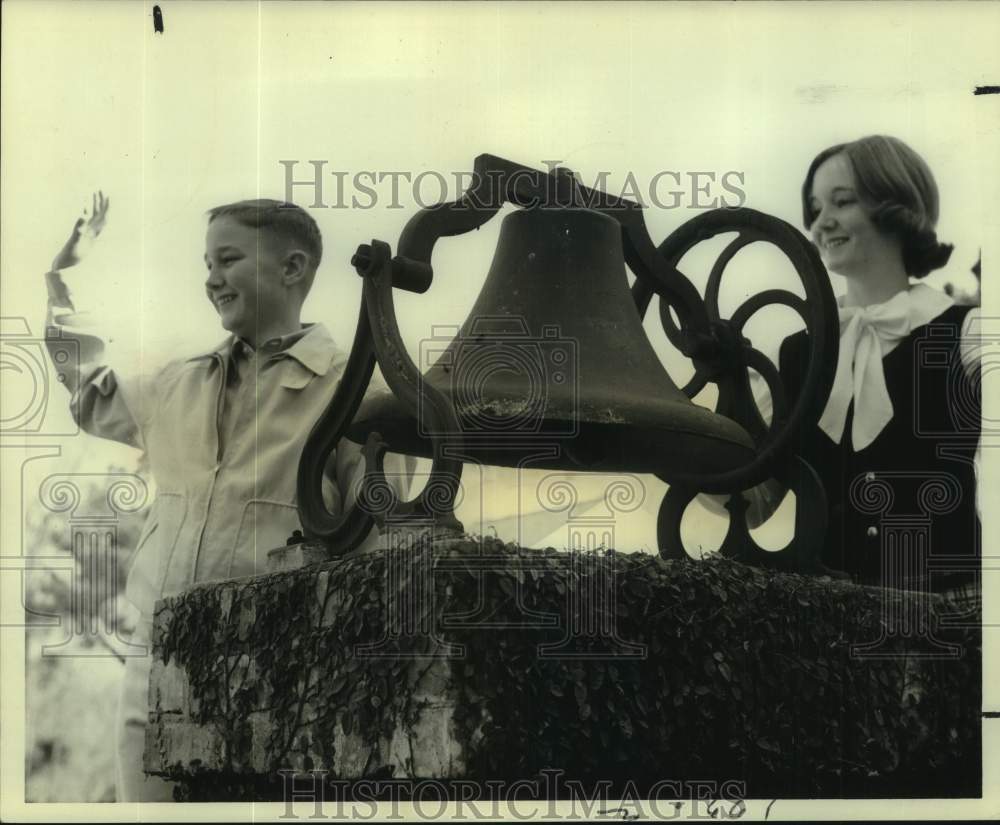 1967 Press Photo Bob &amp; Virginia Butler&#39;s Children to Ring Bell at Rosedown