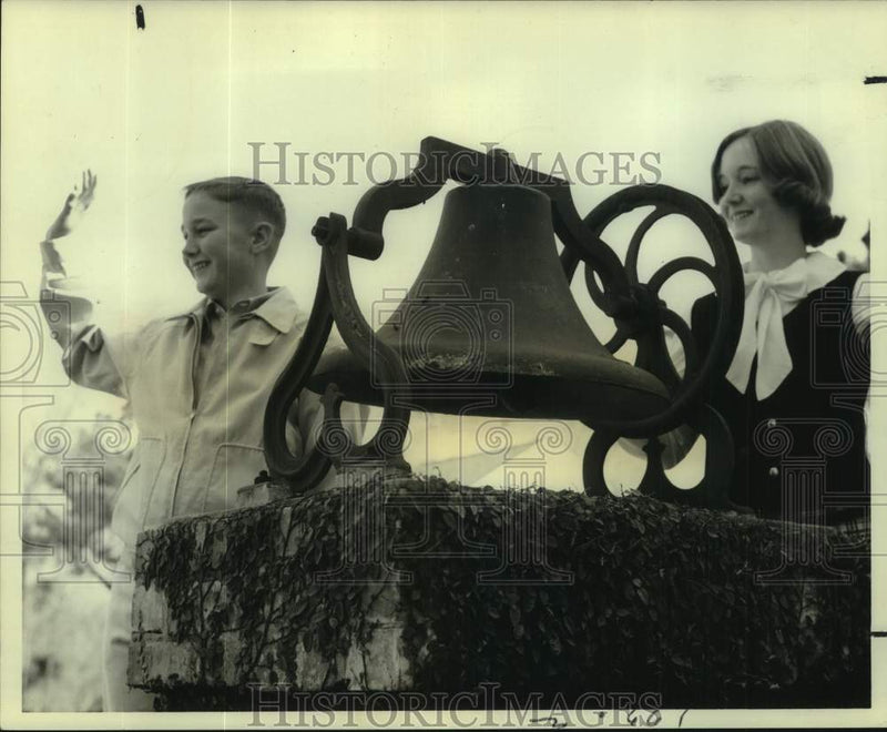Load image into Gallery viewer, 1967 Press Photo Bob &amp; Virginia Butler's Children to Ring Bell at Rosedown

