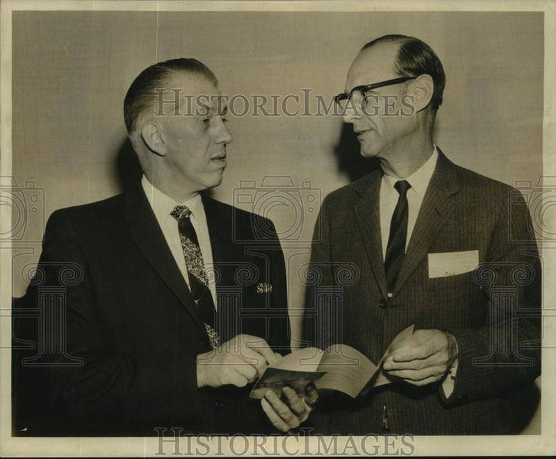 Load image into Gallery viewer, 1961 Press Photo Paul H. Robbins &amp; Dean Lee H. Johnson, Tulane Engineers Meeting
