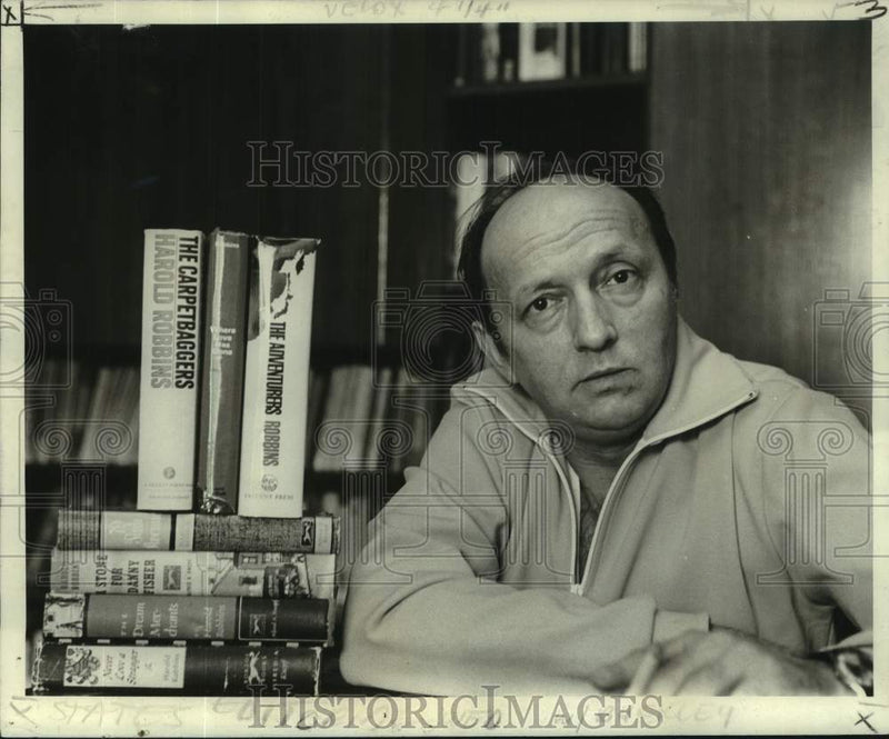 Load image into Gallery viewer, 1967 Press Photo Author Harold Robbins Sits Next To Seven Top-Selling Books
