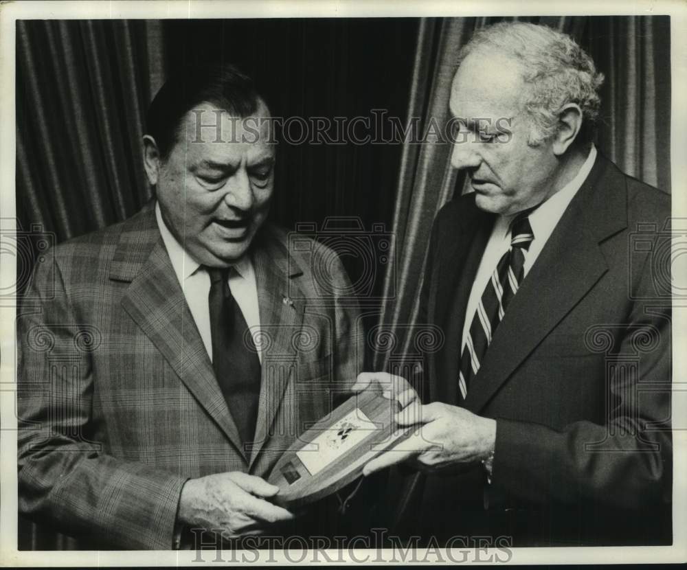 1975 Press Photo Harold Ogust Gives a Plaque to Bridge Expert Julius Rosenblum- Historic Images