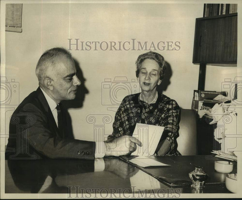 Load image into Gallery viewer, 1967 Press Photo Dr. Jack Rosen, Dr. Suzanne Schaefer at Louisiana speech center

