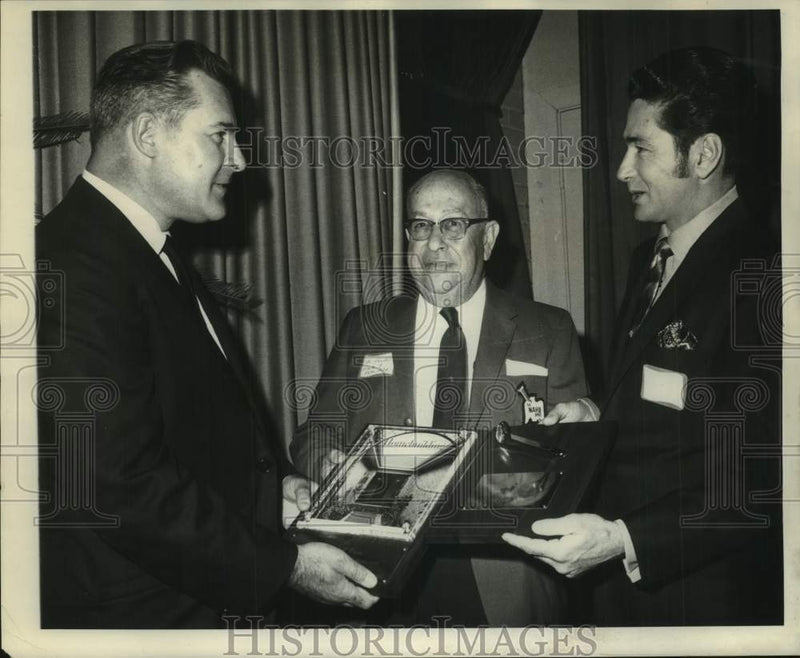Load image into Gallery viewer, 1969 Press Photo New Orleans - Members at Home Builder Award Night - noc15339

