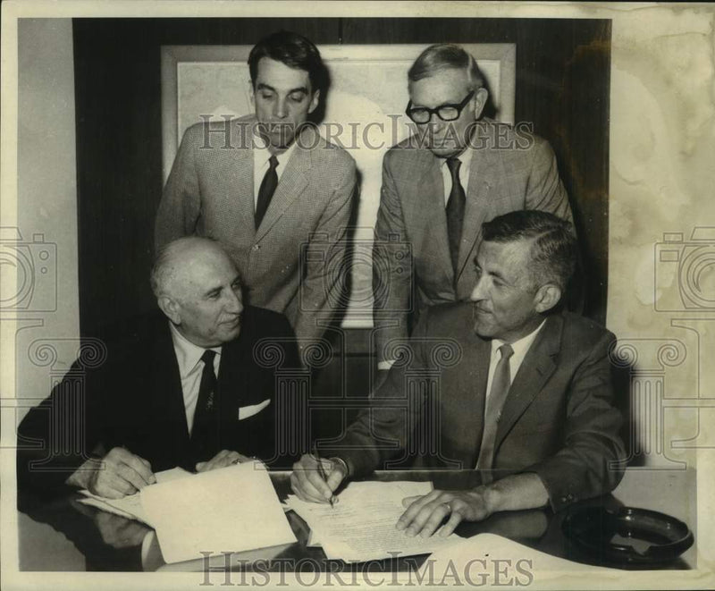 Load image into Gallery viewer, 1969 Press Photo New Orleans Refinery Lease Signed by Louis Roussel &amp; D.R. Hoyer
