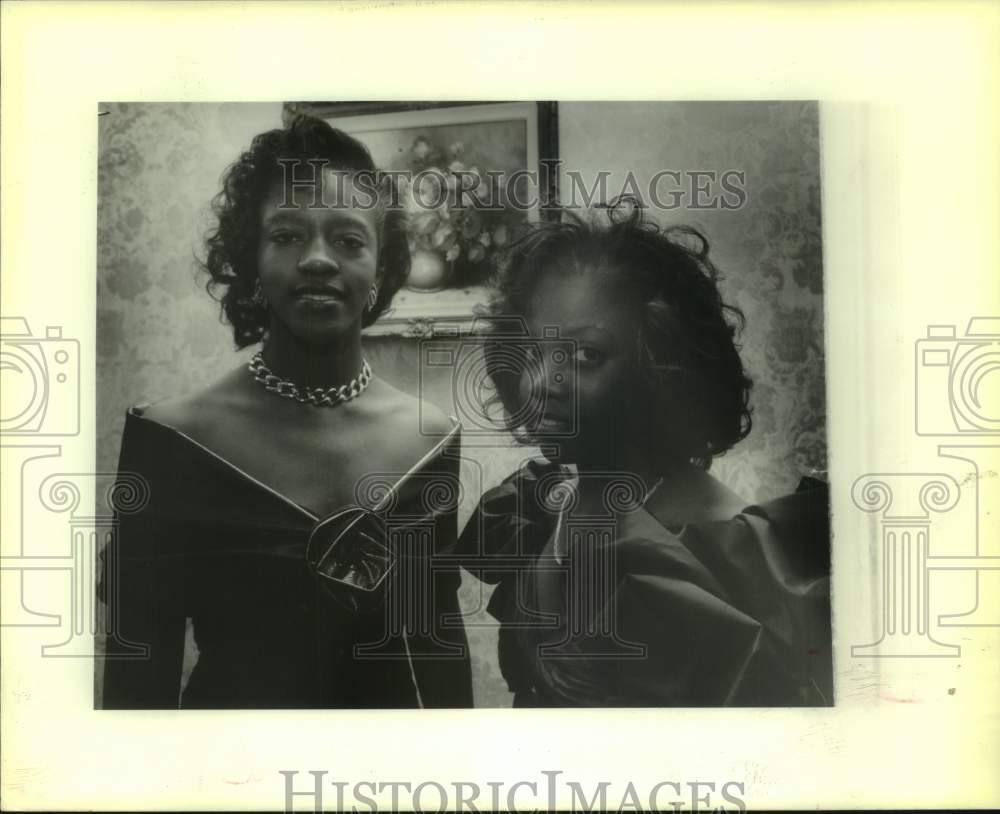 1990 Press Photo Ayana Robinson &amp; Monica Williams, Sweet Sixteen Party