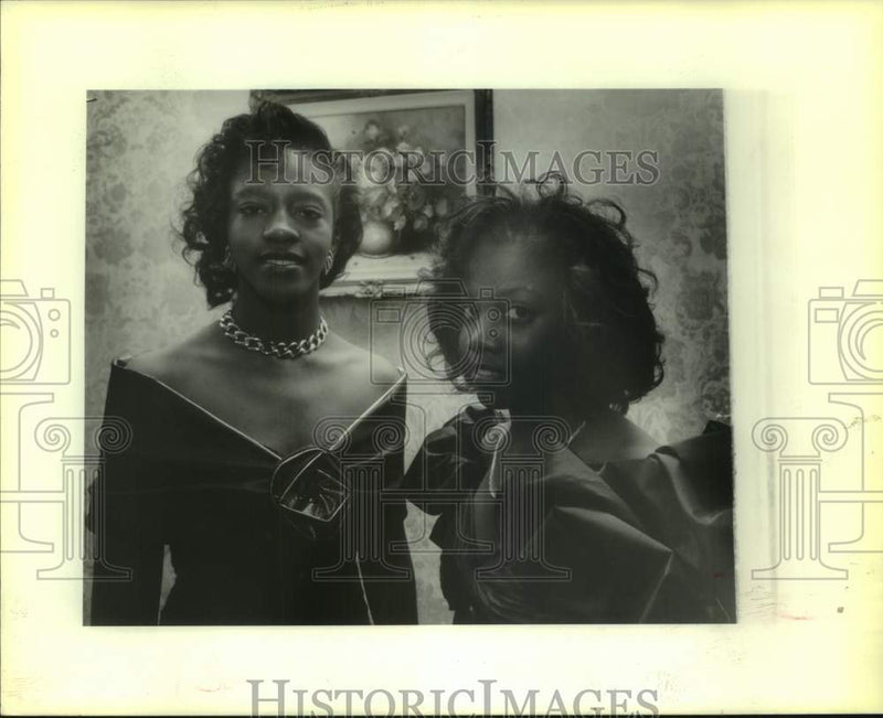 Load image into Gallery viewer, 1990 Press Photo Ayana Robinson &amp; Monica Williams, Sweet Sixteen Party
