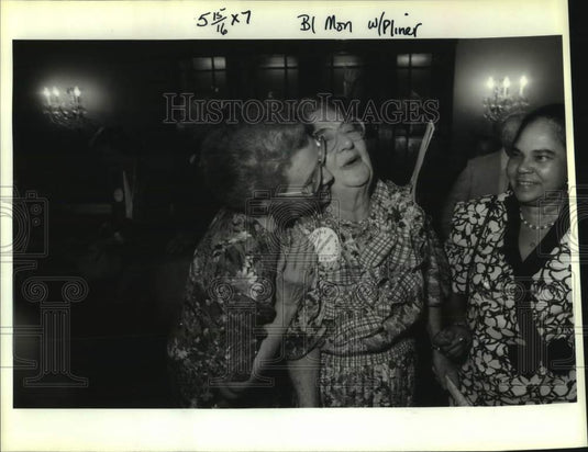 1992 Press Photo Natalie Roumain hugs Emogene Pliner at Louisiana event