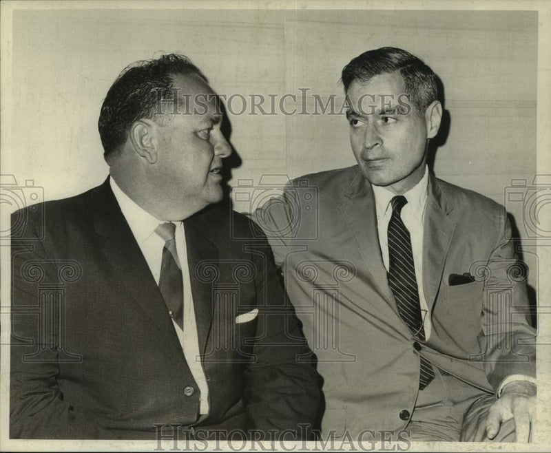 Load image into Gallery viewer, 1966 Press Photo Harold Junca, Speaker Charles A. Robinson Jr., Electric Meeting
