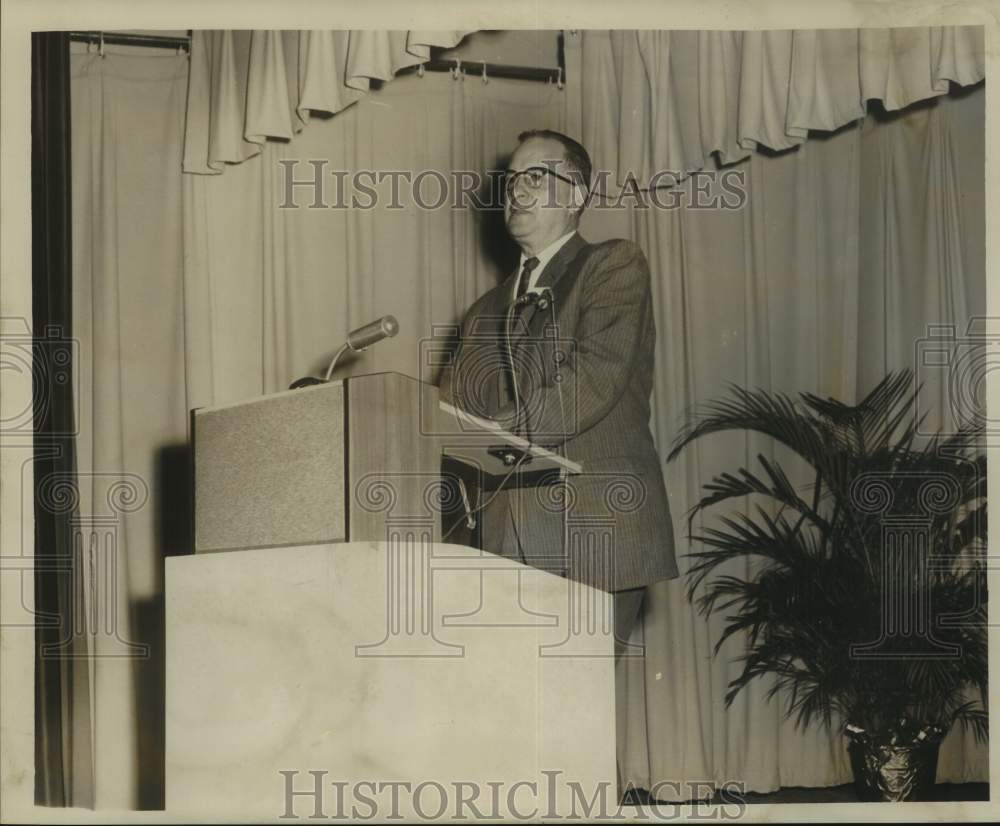 1961 Press Photo Louisiana State University Education head Dr. E. Robert speaks