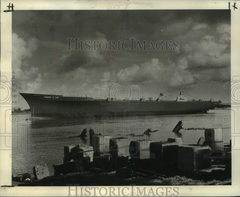 1973 Press Photo Robert E. Lee sails near Louisiana dock - noc15607
