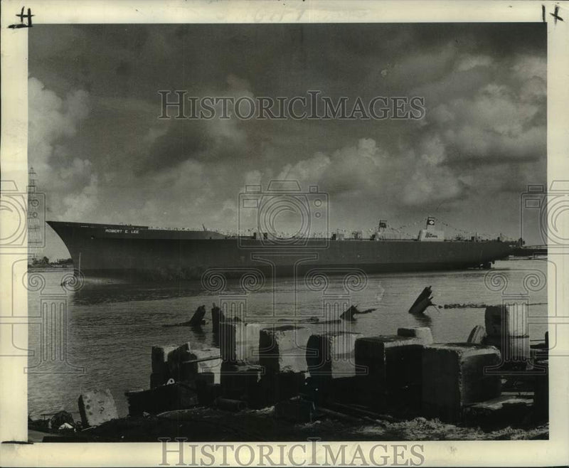 Load image into Gallery viewer, 1973 Press Photo Robert E. Lee sails near Louisiana dock - noc15607
