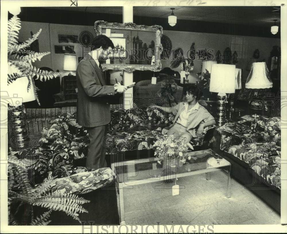 1979 Press Photo Ricky Rosenberg in his furniture store in Louisiana