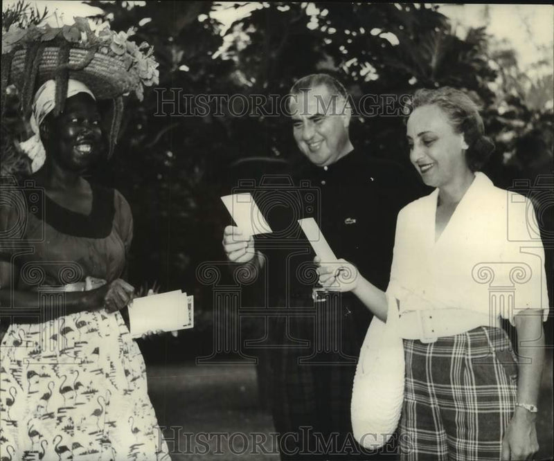 Load image into Gallery viewer, 1957 Press Photo Mr and Mrs. Irving Roth on Vacation in Nassau, Bahamas
