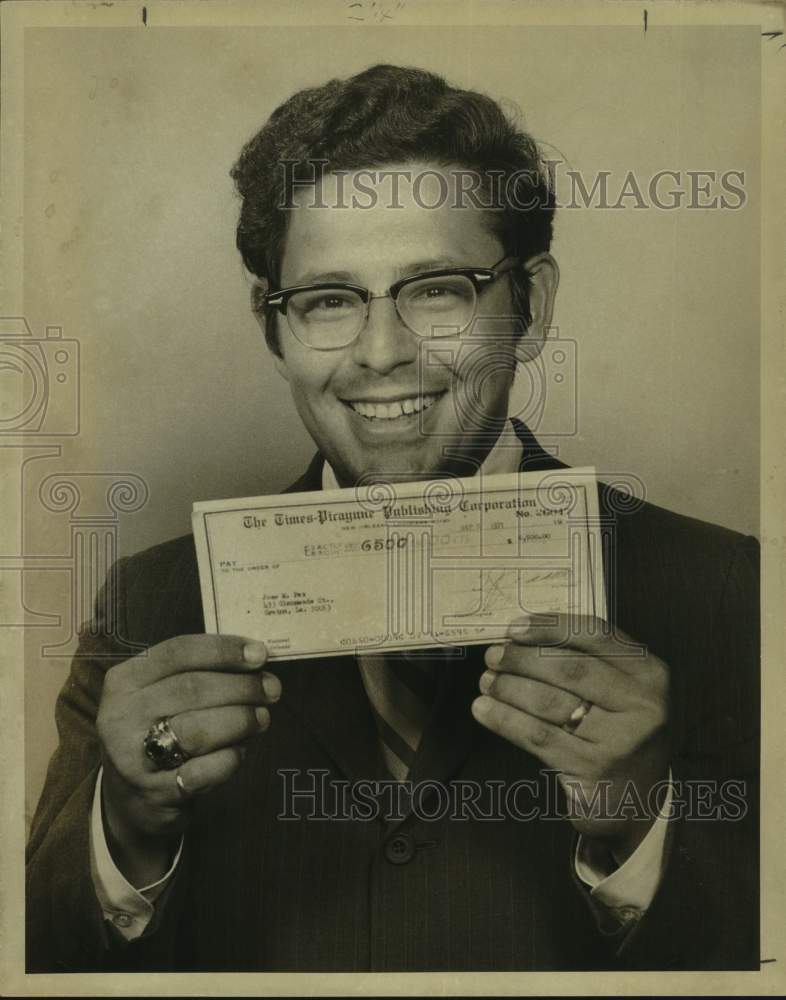 1971 Press Photo Money Words winner Jose Paz holds check in Louisiana- Historic Images