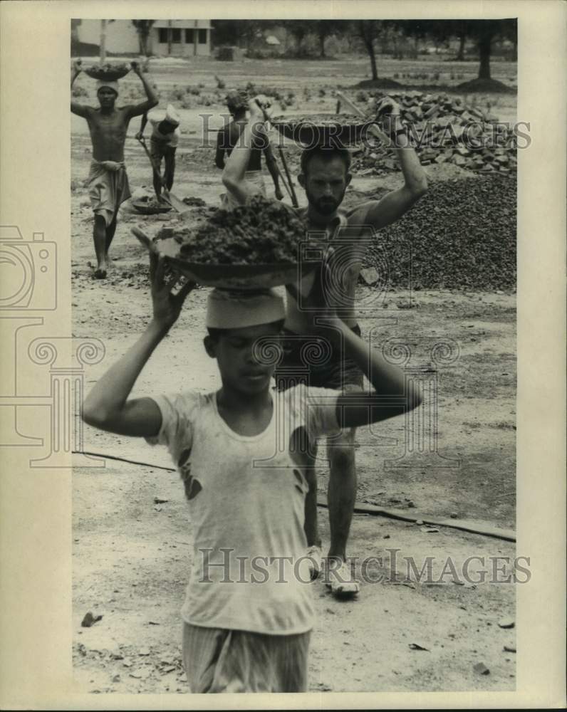 1964 Press Photo Peace Corps. - Roger L. Had and Natives - noc15944