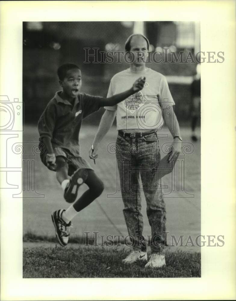 1990 Press Photo Football - Glen Schrieber Watches Christopher Nelson Punt- Historic Images