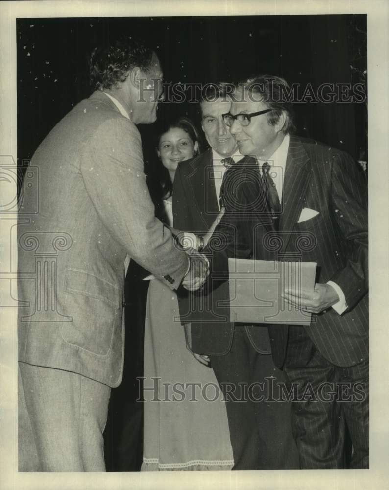 1974 Press Photo El Salvador Trade Exhibit - Guillermo Quehl and Peter Beer