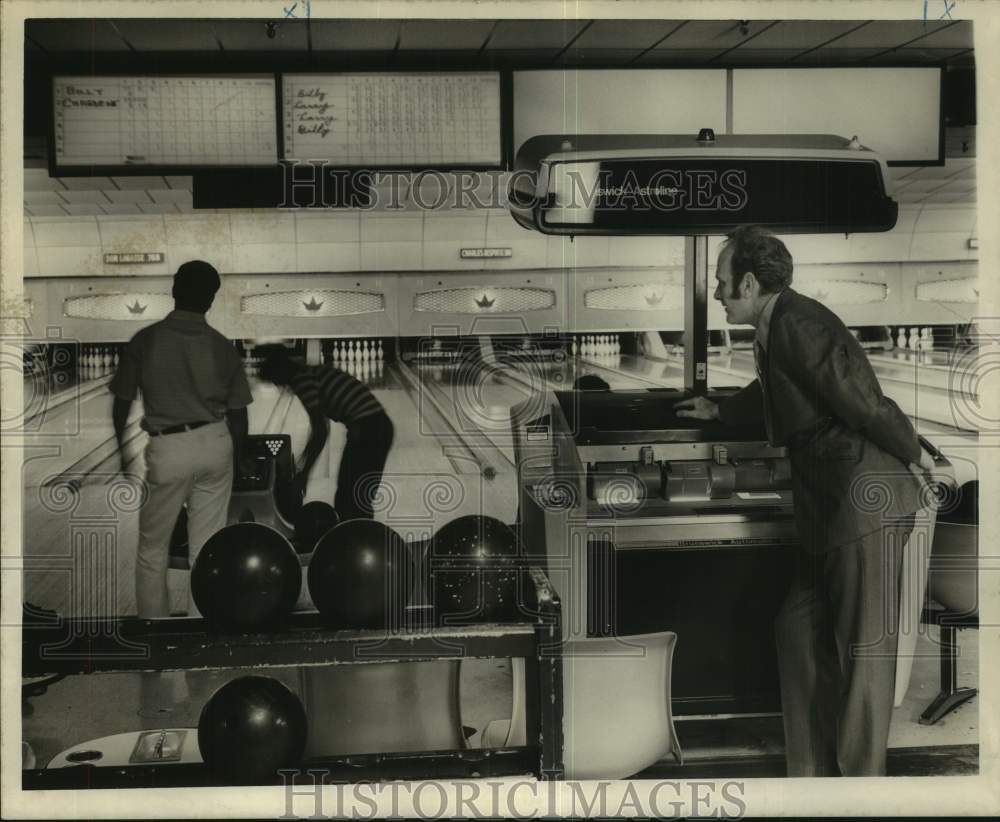 1971 Press Photo Paradise Bowling Alley Manager Red Mengel at Automatic Scorer- Historic Images